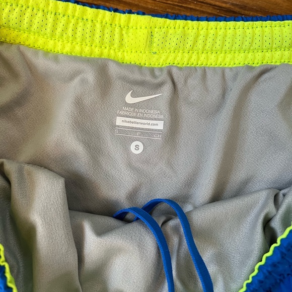 Nike athletic shorts draw string and lined - Picture 3 of 3